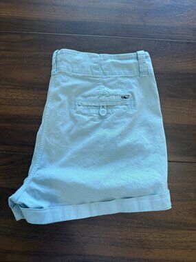 Vineyard Vines Women’s chino shorts 14